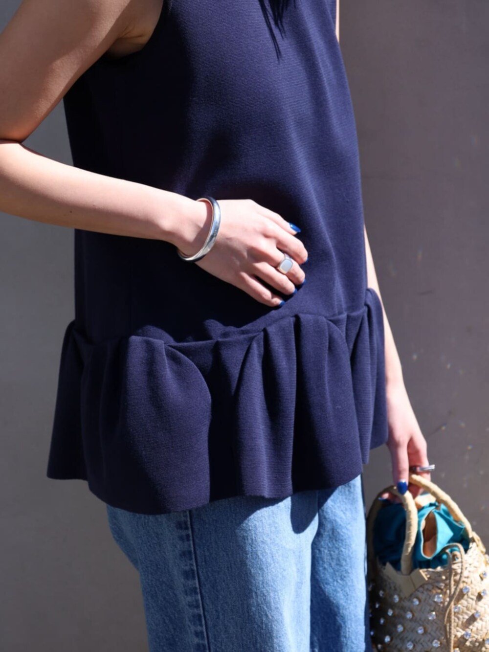 ブルー系のデニムパンツ、ブルー系のニット/セーターを着用したレディースの春コーディネートの3枚目の写真