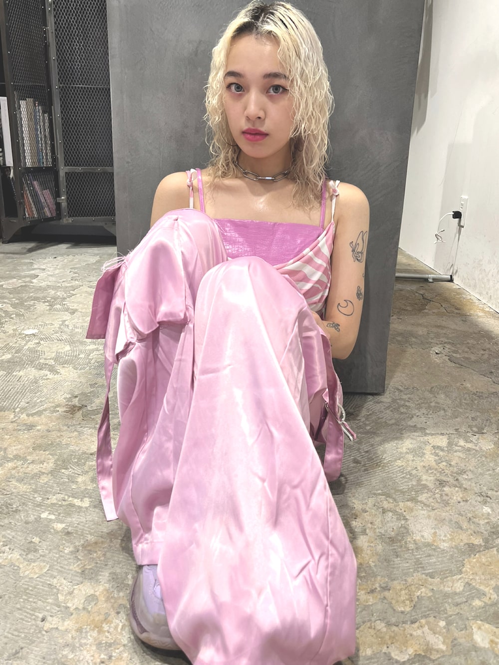 ピンク系のパンツ、ピンク系のスニーカーを着用したレディースの秋コーディネートの3枚目の写真