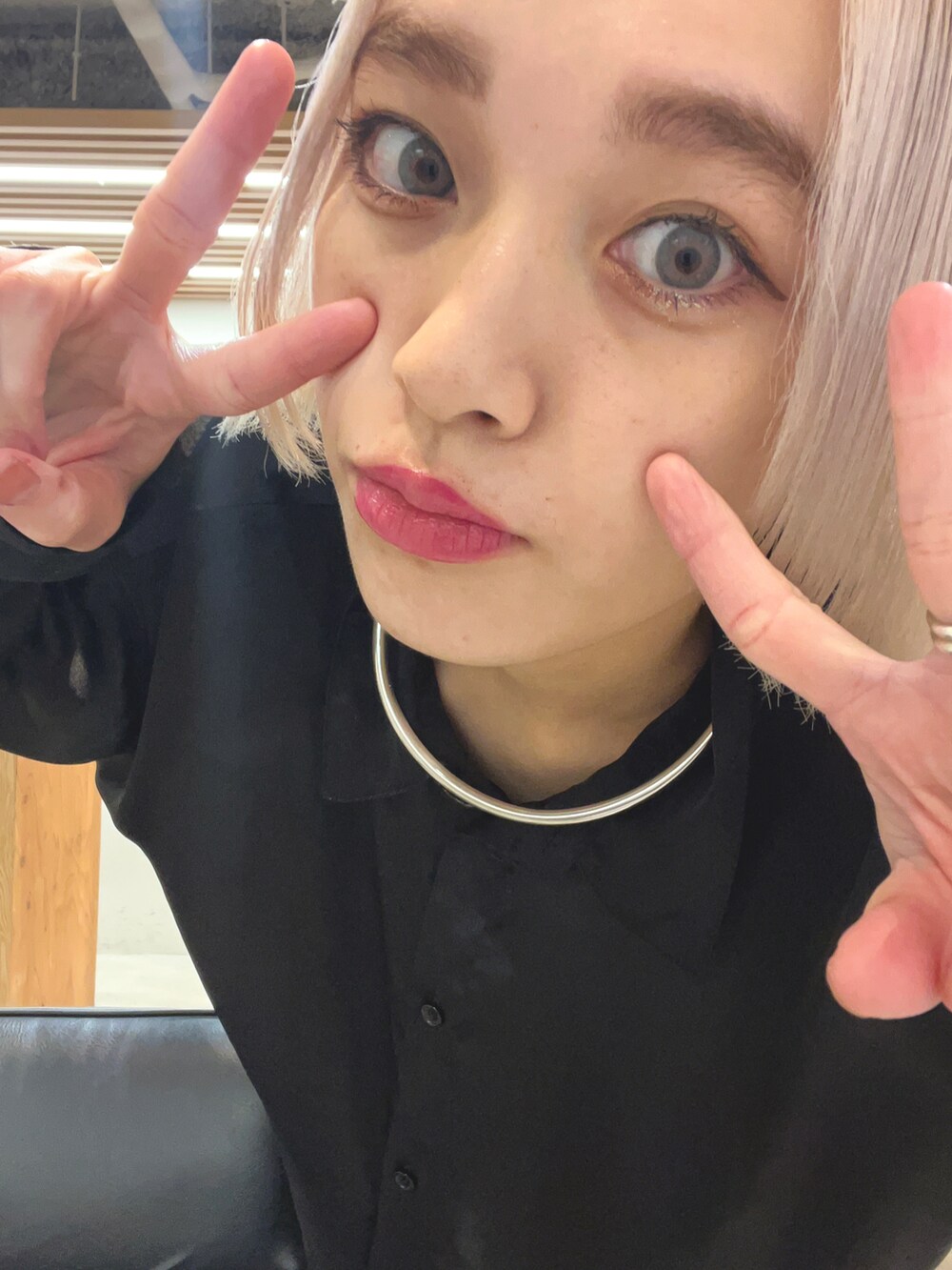 ブラック系のトップスを着用したレディースの秋コーディネートの3枚目の写真