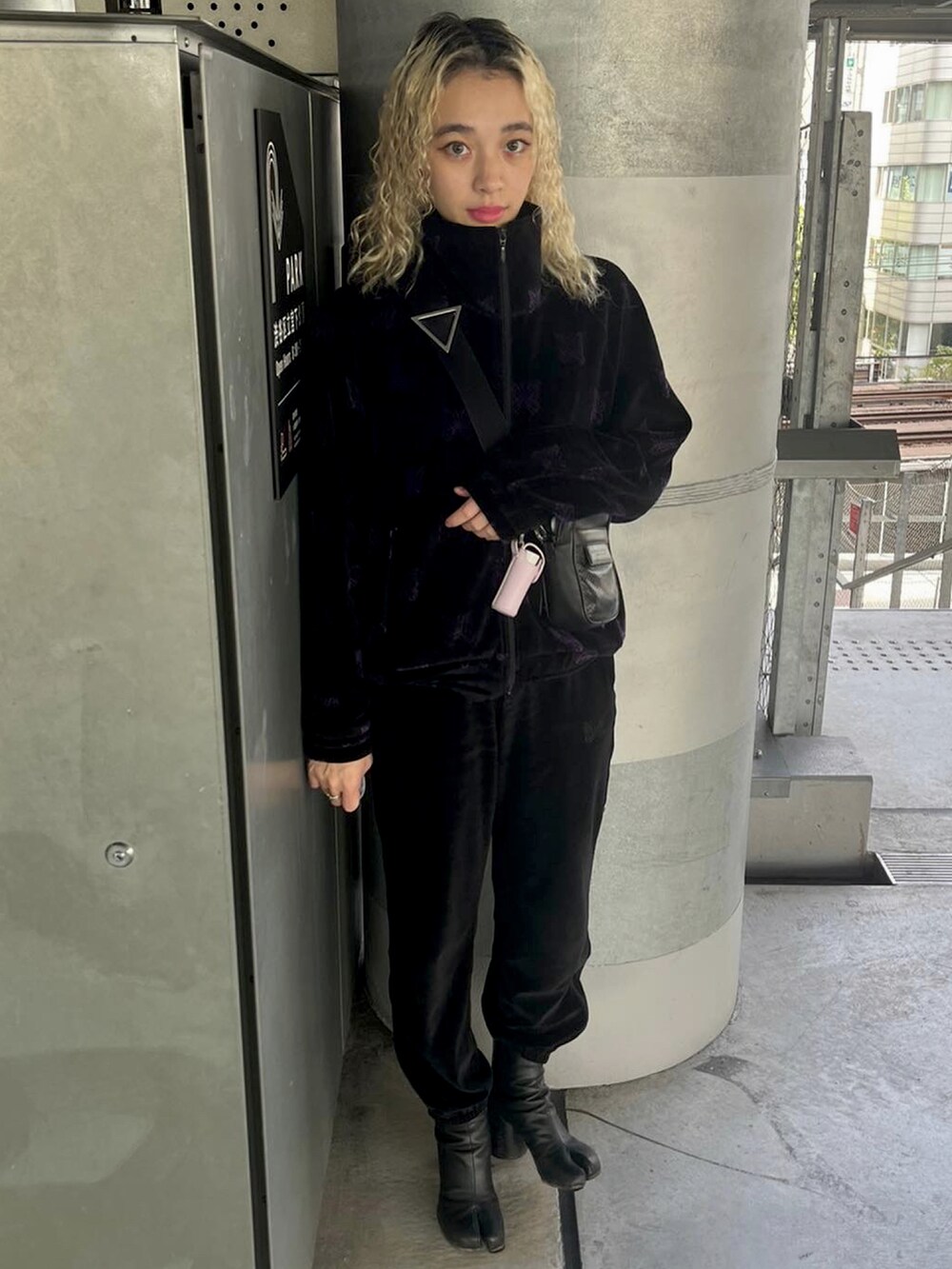 ブラック系のパンツ、ブラック系のブーツ、ブラック系のジャケット/アウターを着用したレディースの秋コーディネートの2枚目の写真