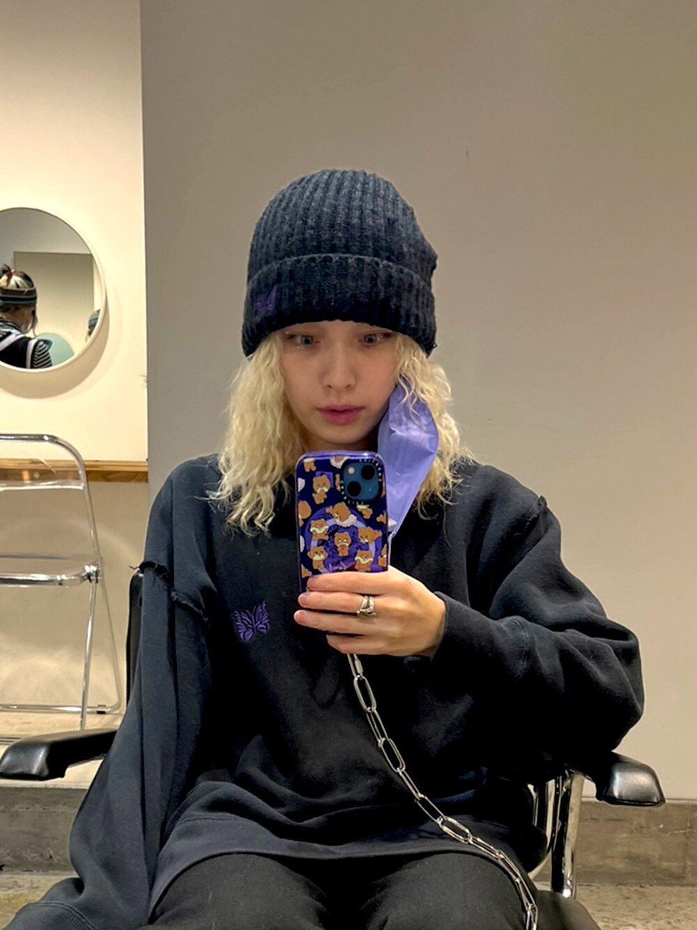 ブラック系のスウェット、ブラック系のニットキャップ/ビーニーを着用したレディースの秋コーディネートの2枚目の写真