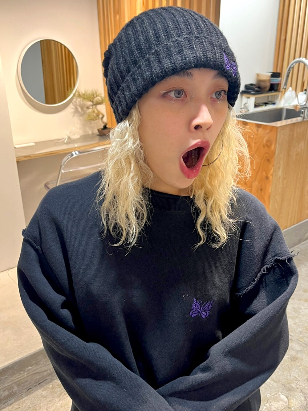 ブラック系のスウェット、ブラック系のニットキャップ/ビーニーを着用したレディースの秋コーディネートの3枚目の写真