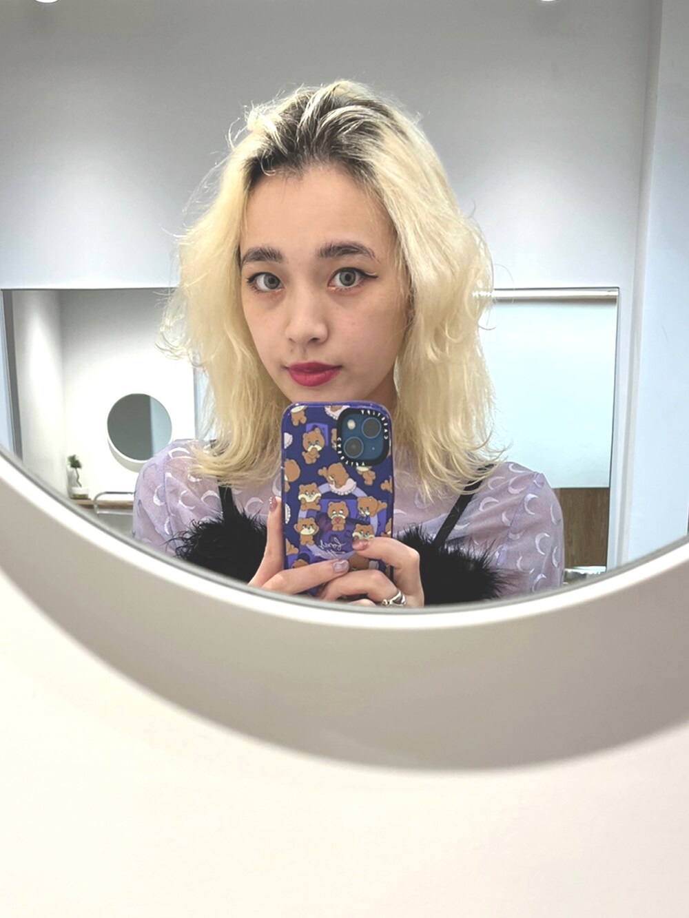 ブラック系のキャミソールを着用したレディースの秋コーディネートの2枚目の写真