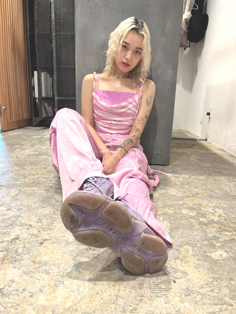 ピンク系のパンツ、ピンク系のスニーカーを着用したレディースの秋コーディネートの2枚目の写真