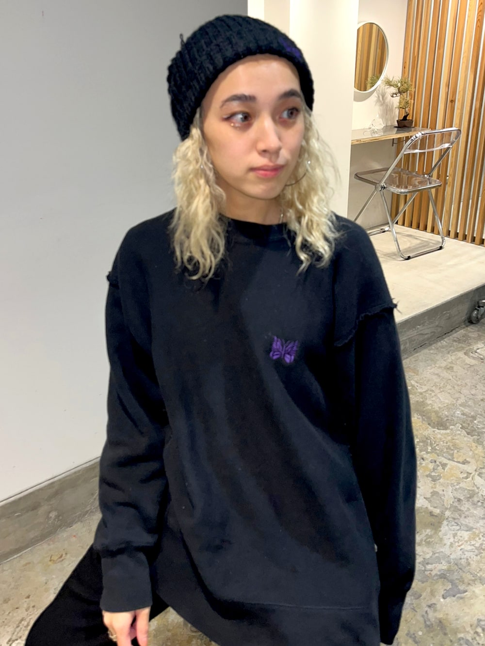 ブラック系のスウェット、ブラック系のニットキャップ/ビーニーを着用したレディースの秋コーディネートの4枚目の写真