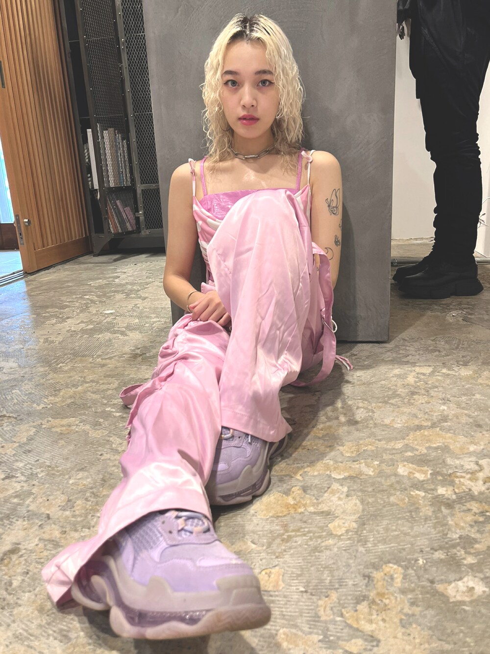 ピンク系のパンツ、ピンク系のスニーカーを着用したレディースの秋コーディネートの4枚目の写真