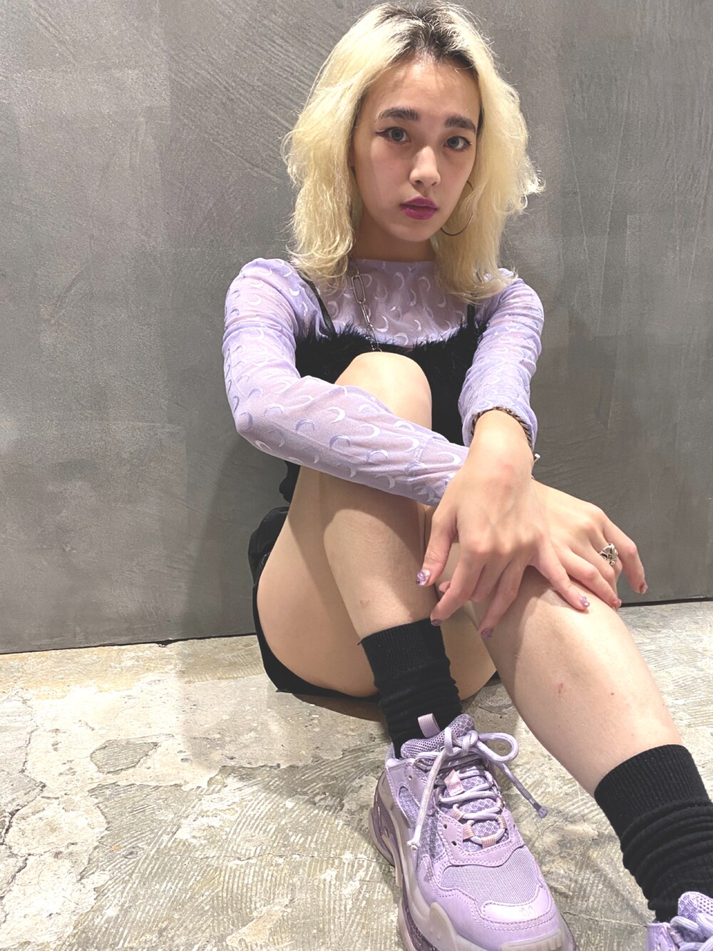 ブラック系のキャミソールを着用したレディースの秋コーディネートの3枚目の写真