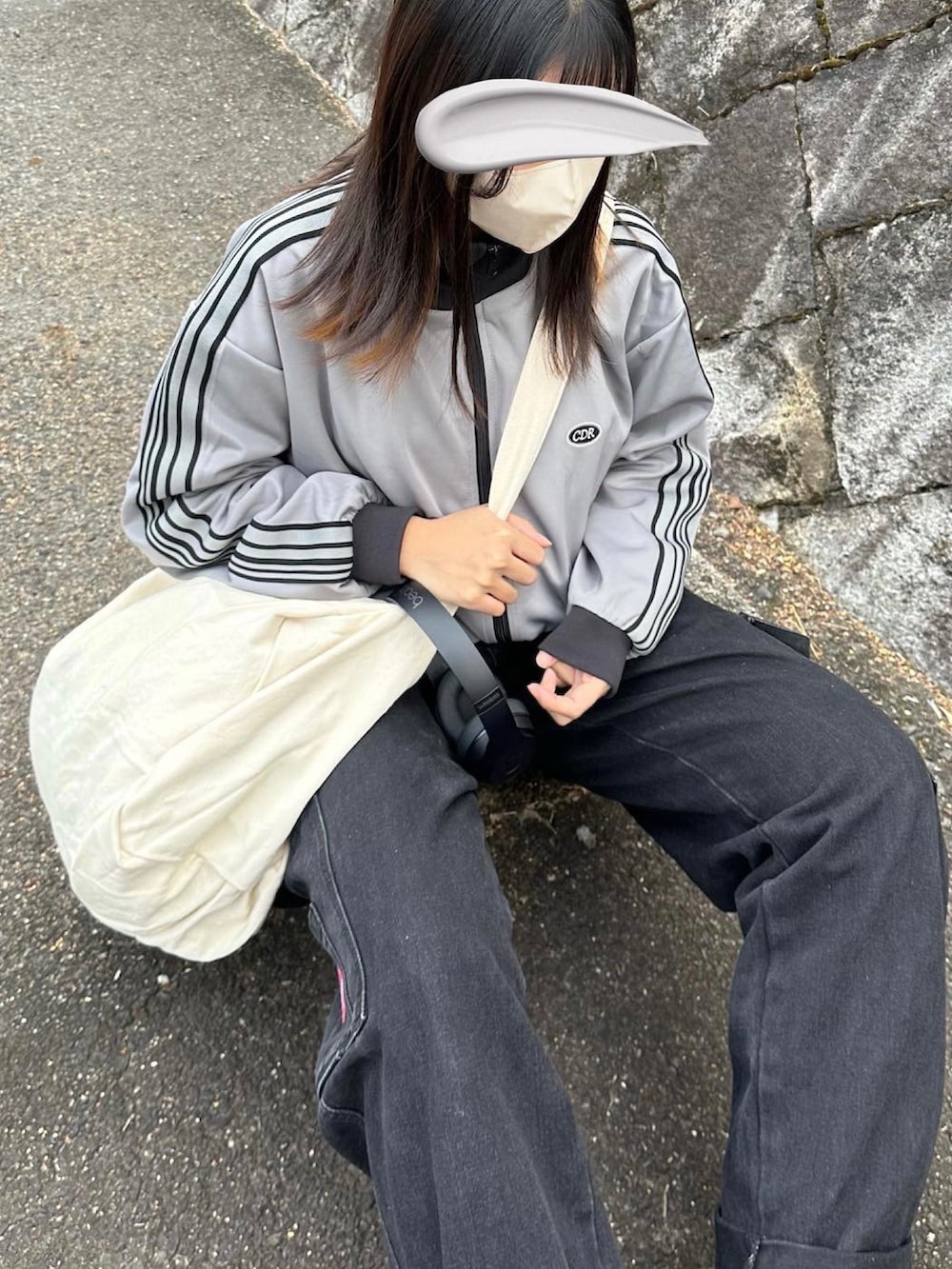 「デニム、トラックジャケット、シンプルコーデ、ゆるコーデ、タックイン、デニムパンツ、黒パンツ、スーパースター、メンズライク、メンズライクコーデ、ストリート、ストリートMIX、PR、モノマート」｜「MONO-MARTの【CODDERR】サイドラインリブ配色 サークルロゴ刺繍 オーバートラックジャケット【セットアップ対応】（ジャージ、グレー系）」を使った、n a n aさん（レディース・160cm）の冬コーディネートの3枚目の写真