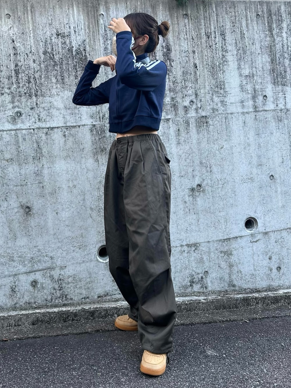 「ショート丈、ジャージ、韓国ストリート、ストリート、ストリートMIX、ストリートコーデ、韓国ファッション、メンズライク、メンズライクコーデ、ゆるコーデ、カーゴパンツ、スニーカーコーデ、NIKE、ヘッドホン、ootd」｜「MONO-MARTのワイドテーパード 裾ドローコード サーカス スノーチノパンツ（その他パンツ、グリーン系）」を使った、n a n aさん（レディース・160cm）の冬コーディネートの2枚目の写真
