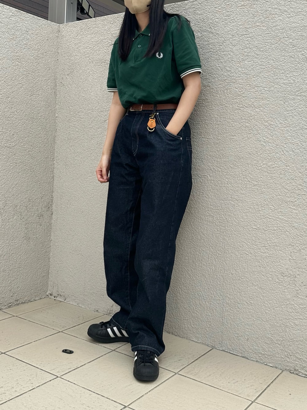 「夏服コーデ、きれいめカジュアル、カジュアルコーデ、ポロシャツ、緑、タックイン、デニムパンツ、フレッドペリー、古着、adidas superstar、シンプル、おしゃれさんと繋がりたい、夏コーデ、グリーン、ベルト」｜「FRED PERRYのTWIN TIPPED FP SHIRT　M3600 406_IVY（ポロシャツ、グリーン系）」を使った、n a n aさん（レディース・160cm）の夏コーディネートの2枚目の写真
