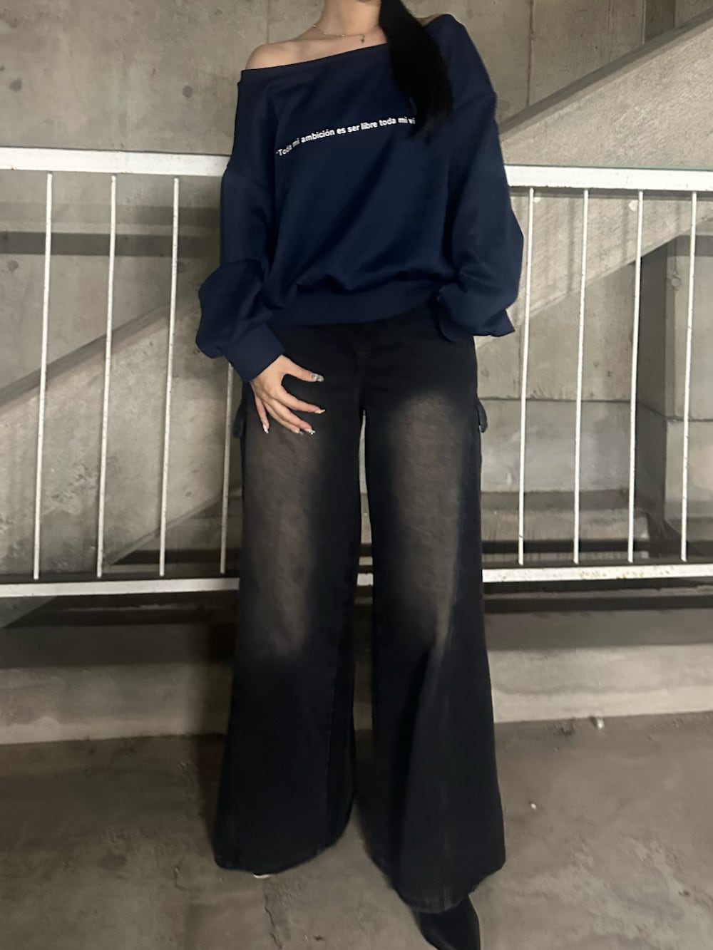 ブルー系のスウェットを着用したレディースの秋コーディネートの2枚目の写真