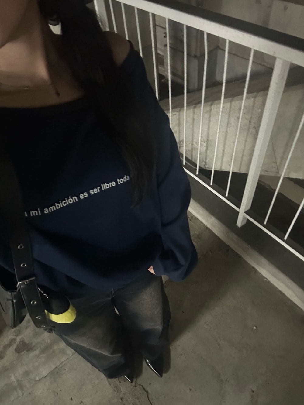 ブルー系のスウェットを着用したレディースの秋コーディネートの3枚目の写真