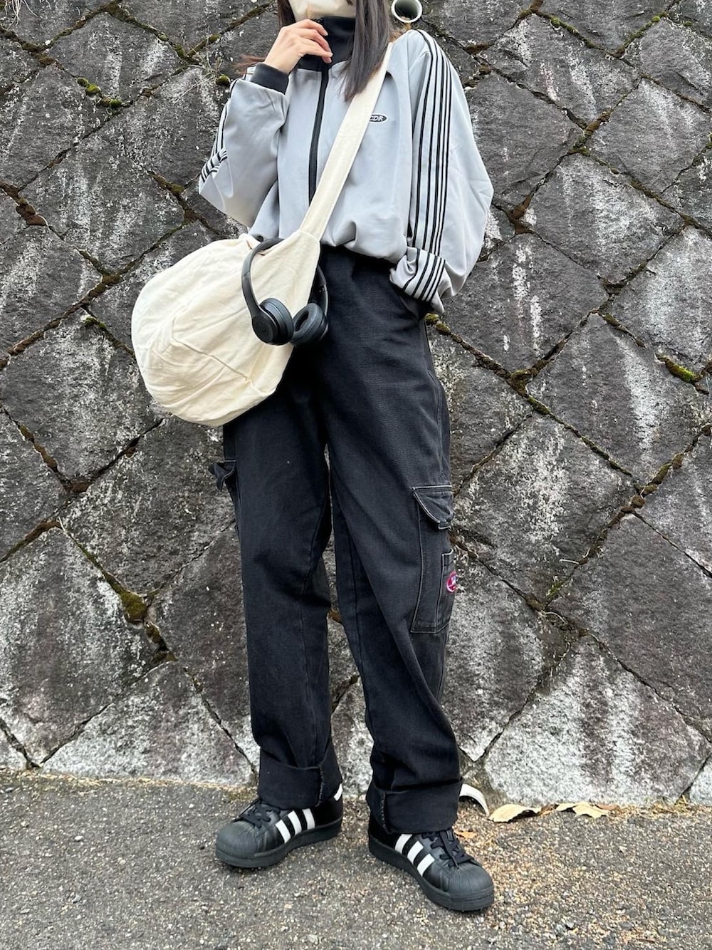 「デニム、トラックジャケット、シンプルコーデ、ゆるコーデ、タックイン、デニムパンツ、黒パンツ、スーパースター、メンズライク、メンズライクコーデ、ストリート、ストリートMIX、PR、モノマート」｜「MONO-MARTの【CODDERR】サイドラインリブ配色 サークルロゴ刺繍 オーバートラックジャケット【セットアップ対応】（ジャージ、グレー系）」を使った、n a n aさん（レディース・160cm）の冬コーディネートの2枚目の写真