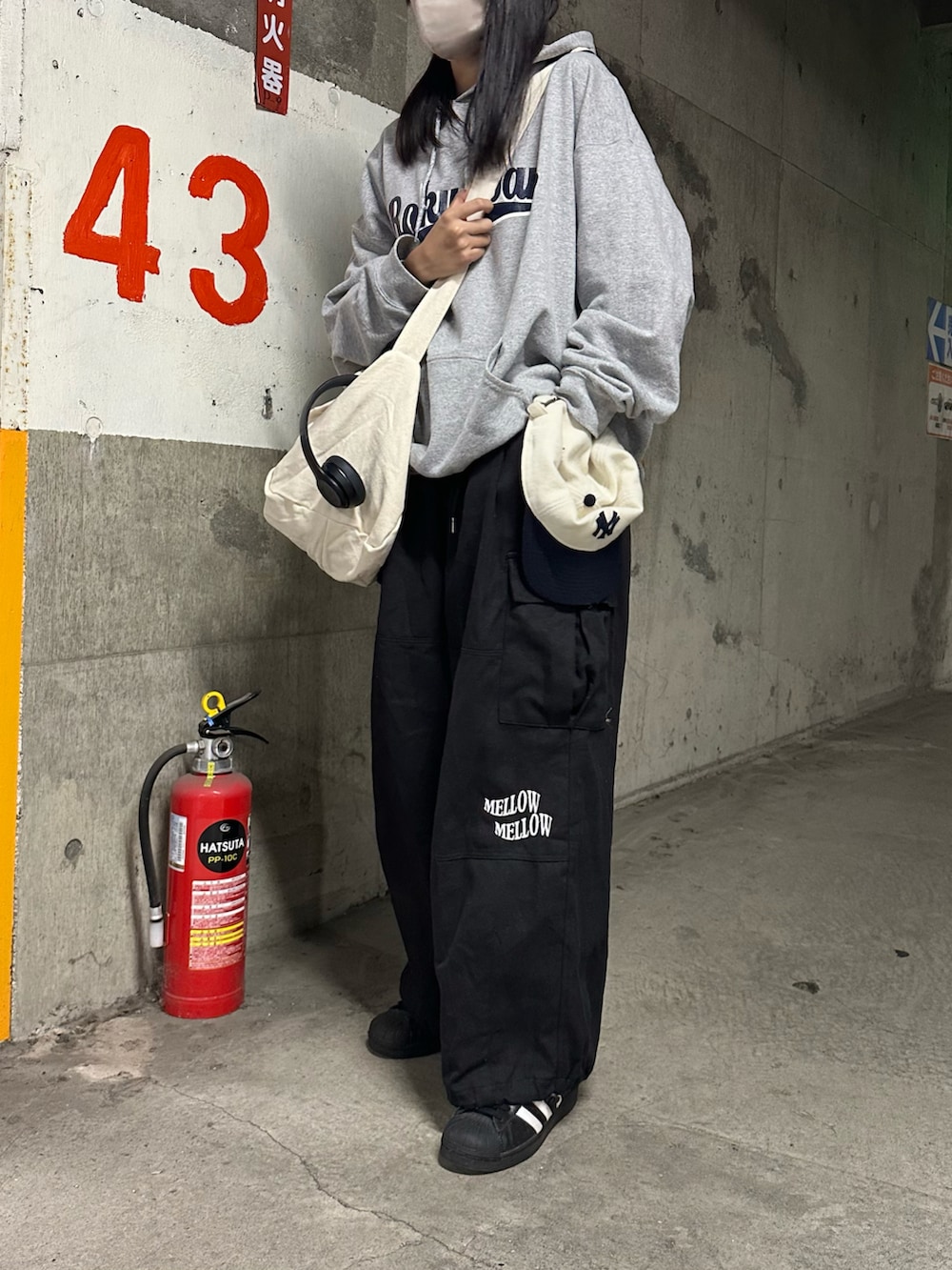 「ラクチンコーデ、ゆるコーデ、古着MIX、ストリートMIX、メンズライク、古着好きな人と繋がりたい、パーカー、黒パンツ、カーゴパンツ、ニュースペーパーバッグ、キャップ、ビッグシルエット、ヘッドホン、adidas superstar、ootd」｜「MELLOWのアイテム（カーゴパンツ、ブラック系）」を使った、n a n aさん（レディース・160cm）の春コーディネートの2枚目の写真