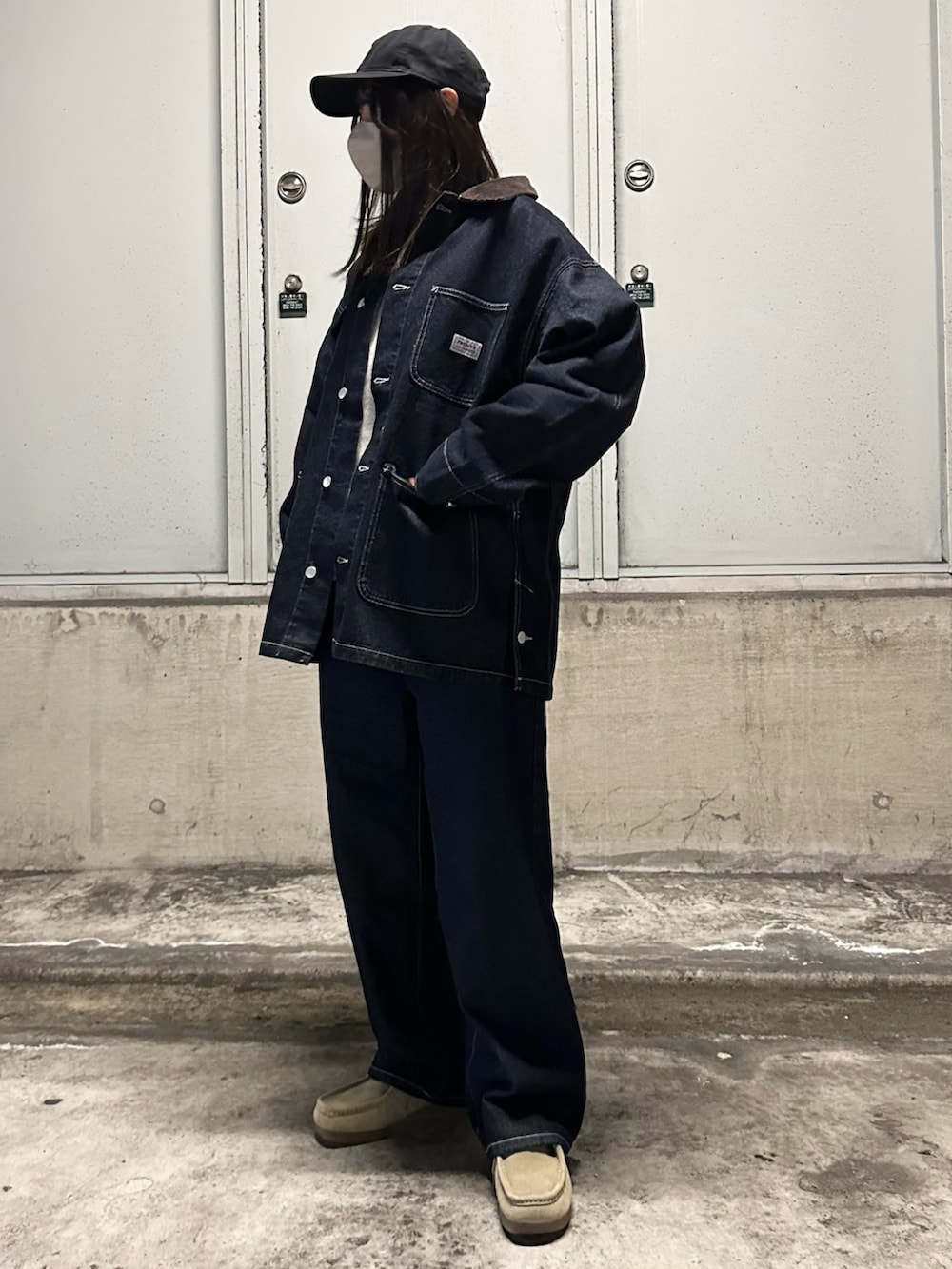 ブルー系のデニムジャケット、ブルー系のデニムパンツを着用したレディースの冬コーディネートの2枚目の写真