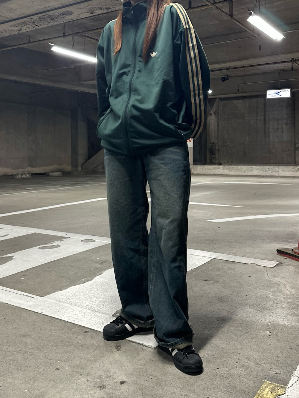「adidas、adidas originals、トラックジャケット、ラフコーデ、シンプルコーデ、デニム、デニムパンツ、スニーカーコーデ、ストリートMIX、古着好きな人と繋がりたい、ストリートコーデ、ootd、adidas superstar」｜「adidasのadidas/アディダス BB TRACKTOP/ベッケンバウアー トラックジャケット（ブルゾン、グリーン系）」を使った、n a n aさん（レディース・160cm）の冬コーディネートの2枚目の写真