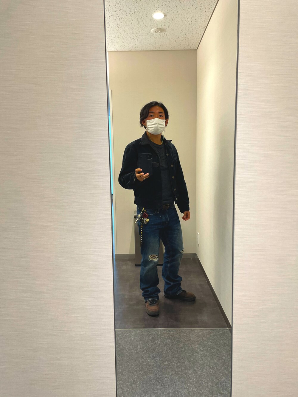 ホワイト系のTシャツ/カットソー、グレー系のTシャツ/カットソー、ブルー系のデニムパンツを着用したメンズの冬コーディネートの2枚目の写真