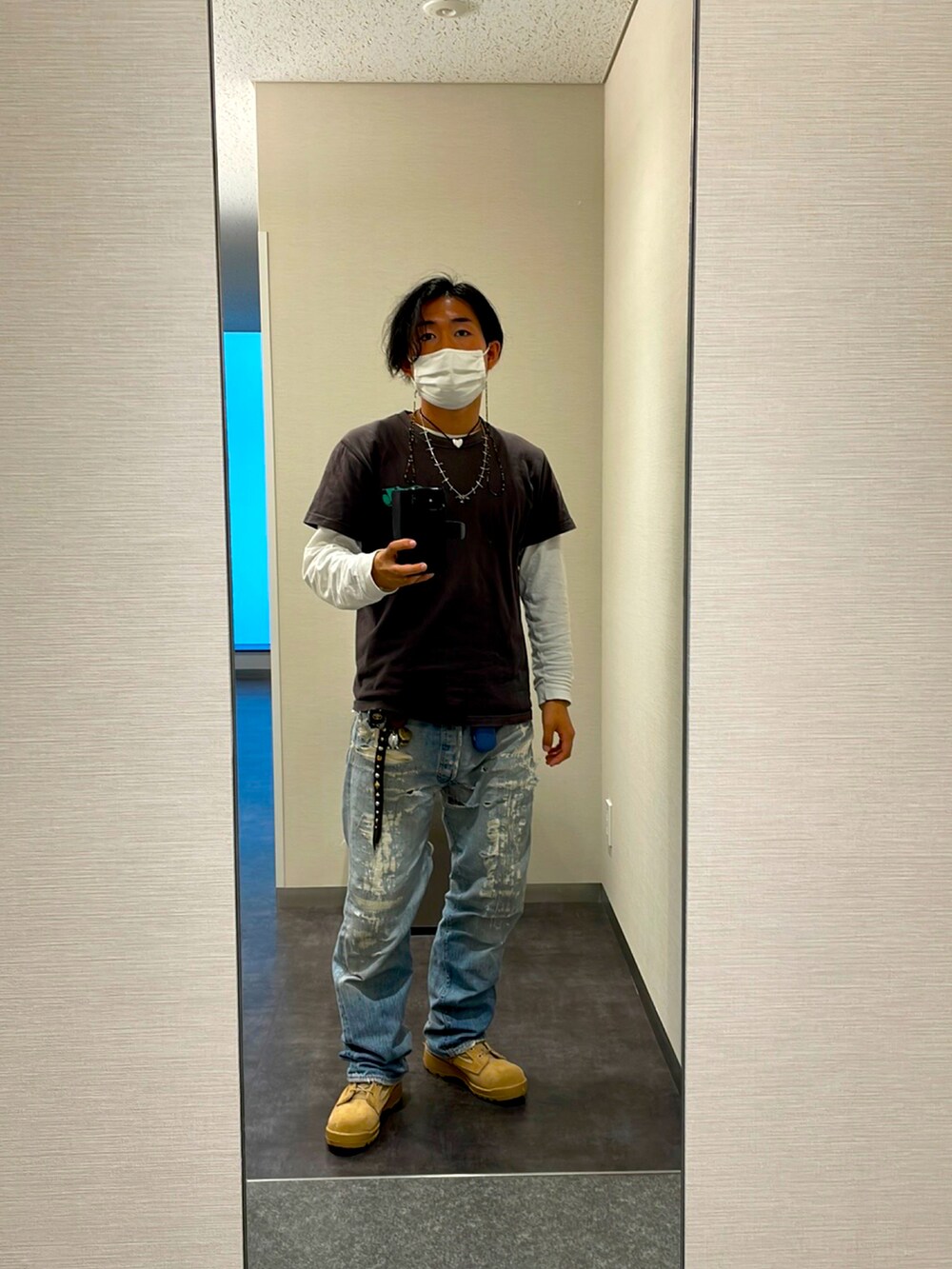 ブラック系のカーディガン/ボレロ、ブラック系のTシャツ/カットソー、ブルー系のデニムパンツを着用したメンズの秋コーディネートの3枚目の写真