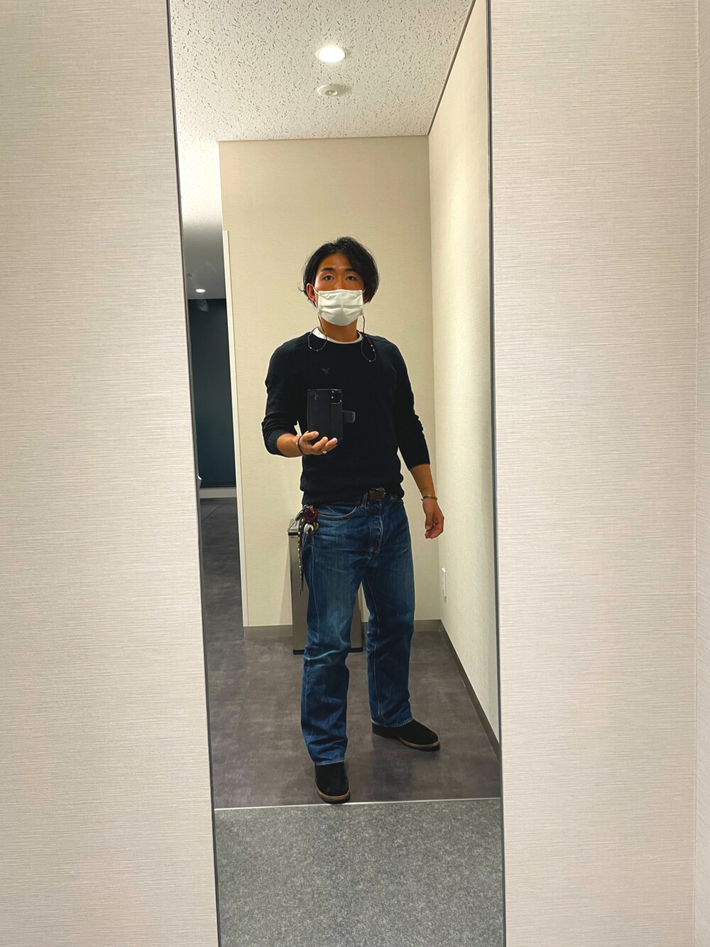 ホワイト系のTシャツ/カットソー、ブラック系のニット/セーター、ブラック系のブルゾンを着用したメンズの冬コーディネートの2枚目の写真