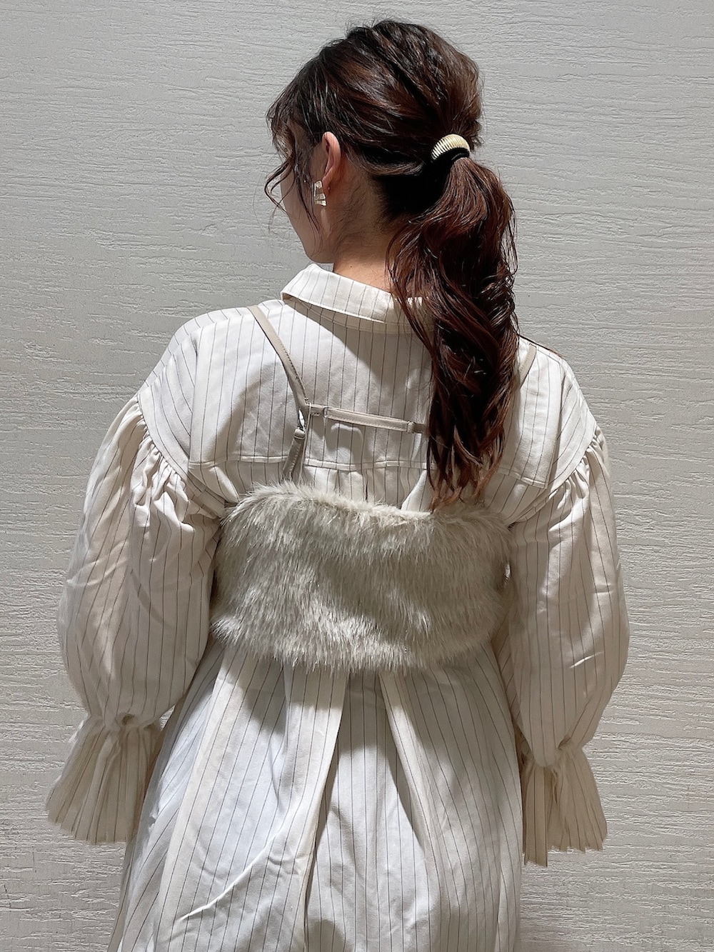 ベージュ系のベスト、ベージュ系のワンピース、ベージュ系のブーツを着用したレディースの夏コーディネートの5枚目の写真