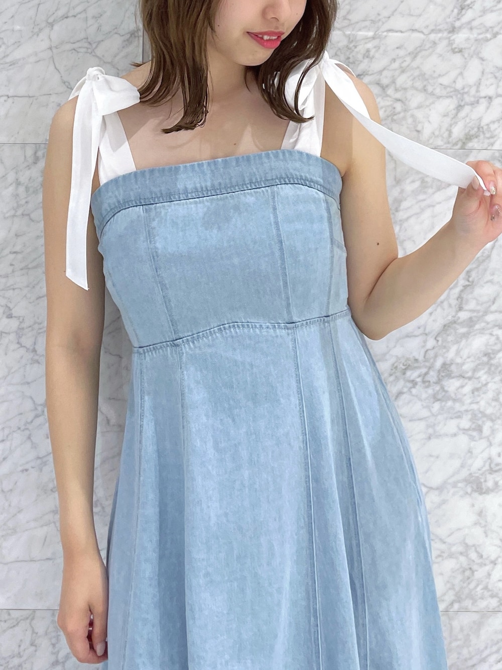 ブルー系のワンピース、ホワイト系のサンダルを着用したレディースの夏コーディネートの8枚目の写真