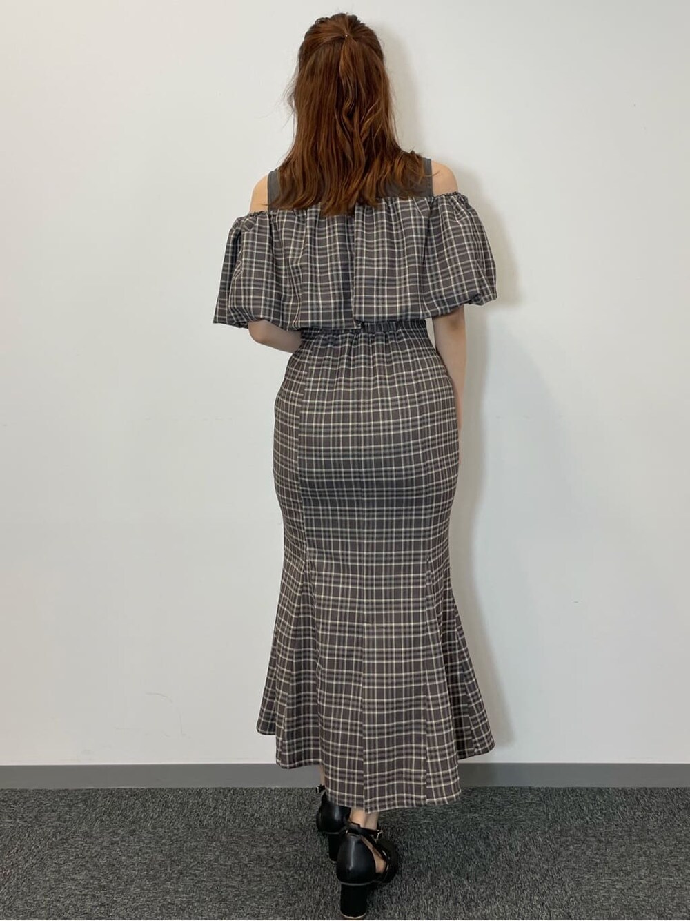 ブラウン系のワンピース、ブラック系のパンプスを着用したレディースの夏コーディネートの7枚目の写真