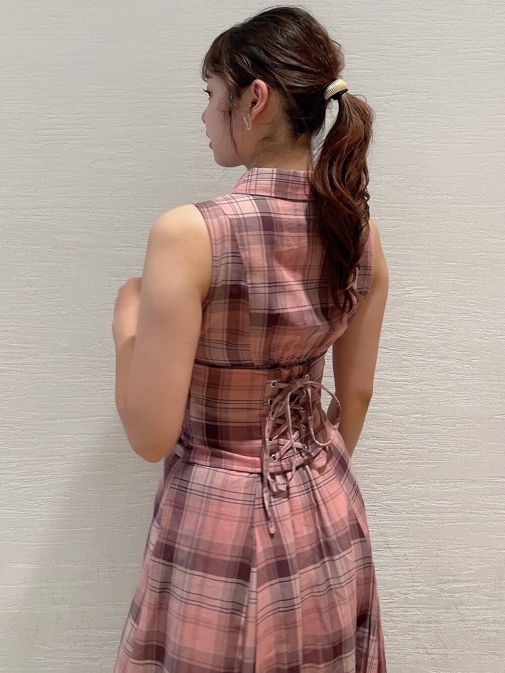 ピンク系のワンピース、ブラウン系のパンプスを着用したレディースの夏コーディネートの7枚目の写真