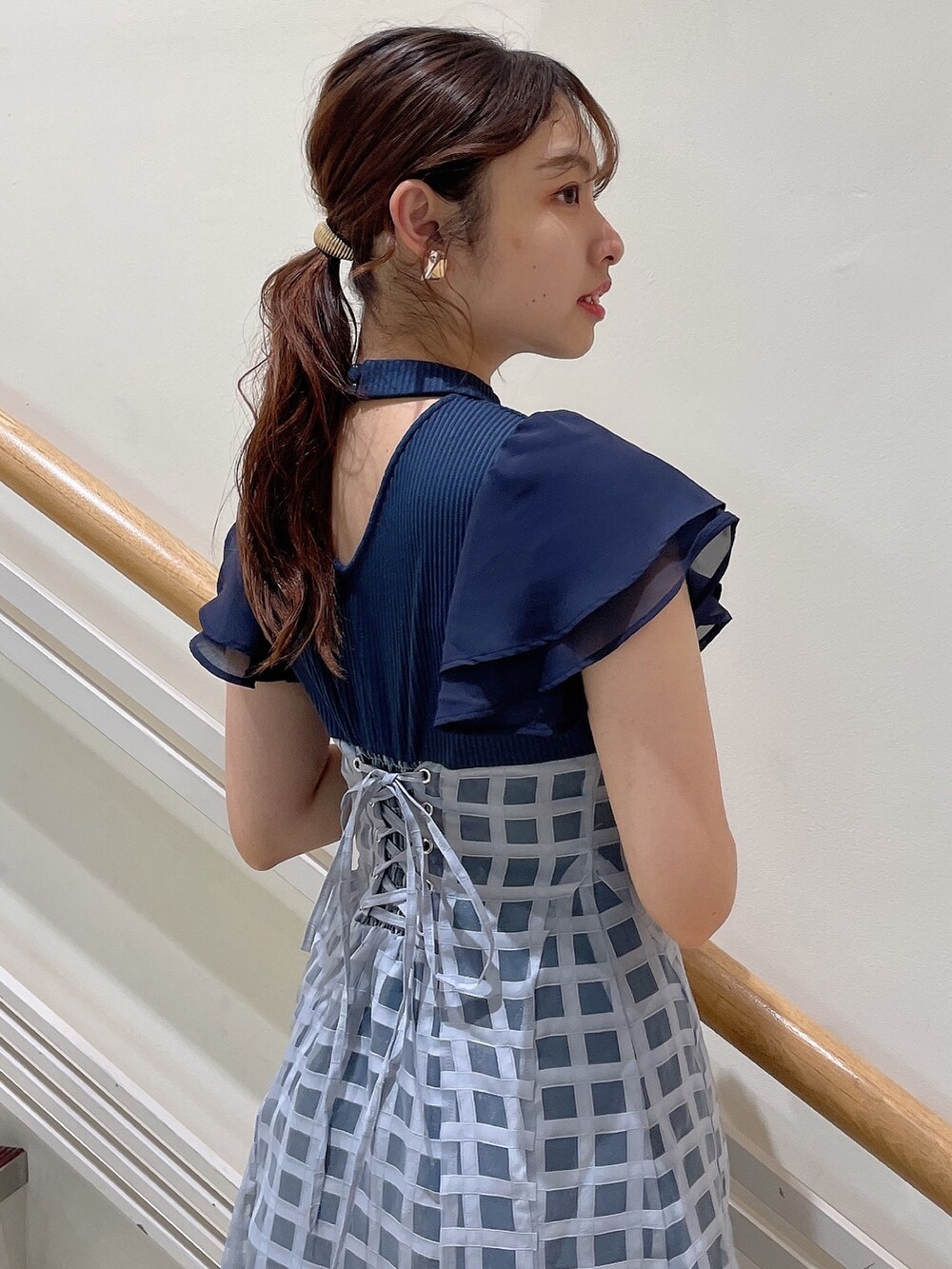 ブルー系のワンピース、ブラウン系のサンダルを着用したレディースの夏コーディネートの6枚目の写真