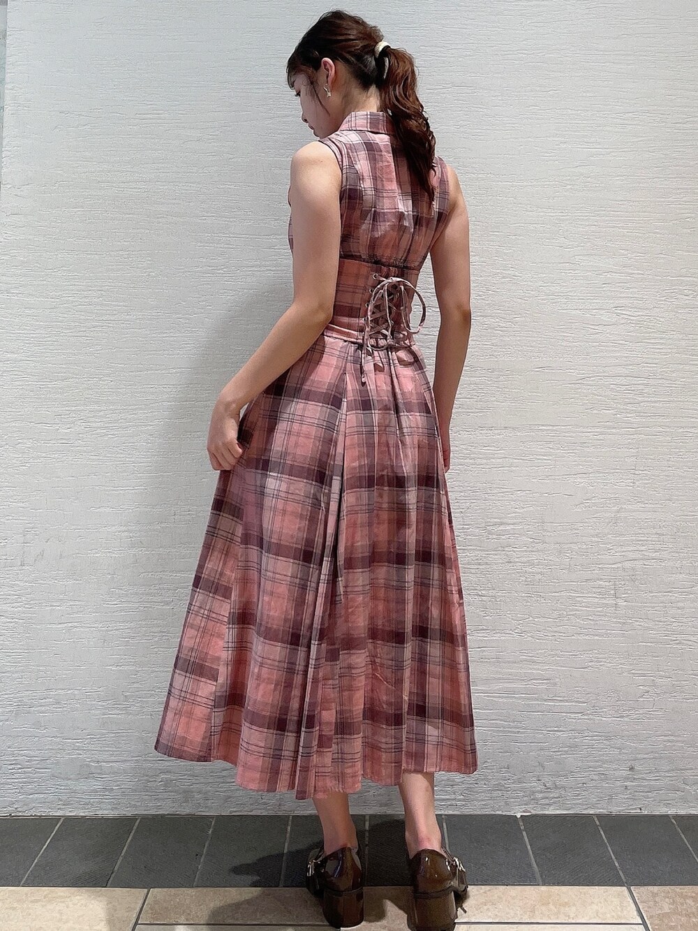 ピンク系のワンピース、ブラウン系のパンプスを着用したレディースの夏コーディネートの4枚目の写真