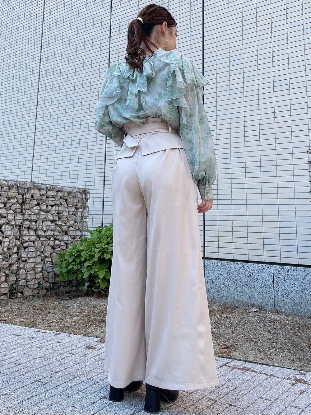 ブラック系のブーツ、ベージュ系のその他パンツ、グリーン系のシャツ/ブラウスを着用したレディースの秋コーディネートの3枚目の写真