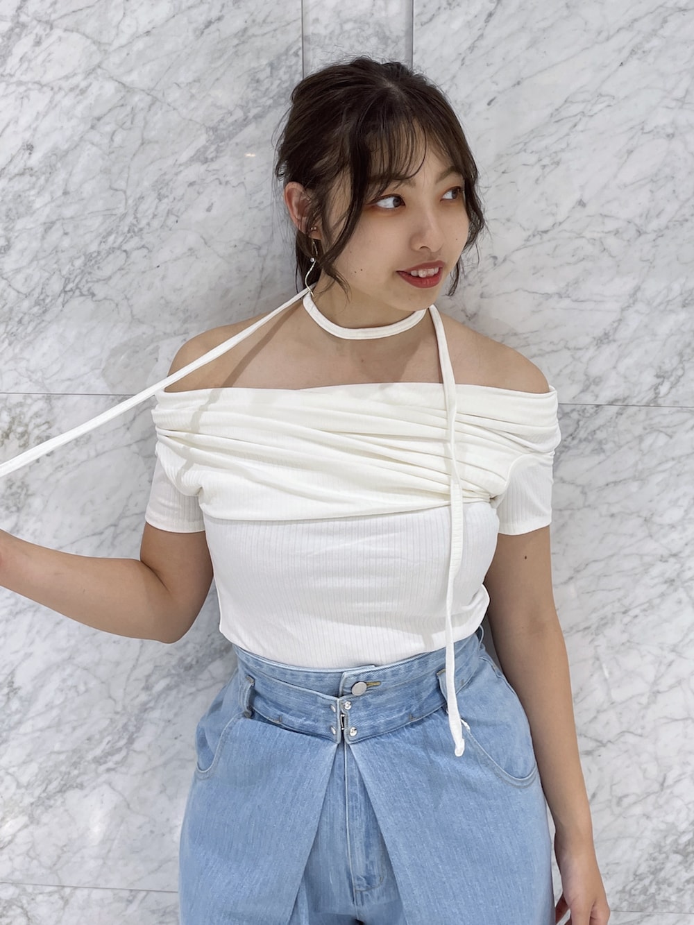 ホワイト系のTシャツ/カットソー、ブルー系のデニムパンツ、パープル系のパンプスを着用したレディースの夏コーディネートの5枚目の写真