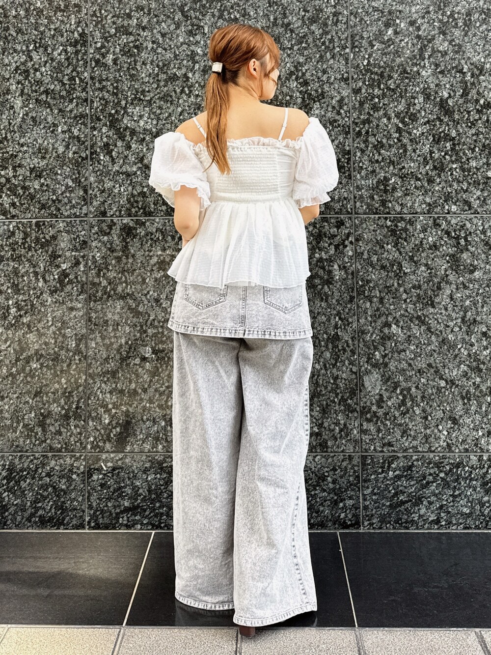 ホワイト系のシャツ/ブラウス、グレー系のデニムパンツ、ブラウン系のローファーを着用したレディースの春コーディネートの3枚目の写真