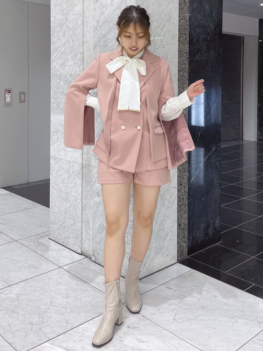 ピンク系のその他パンツ、ベージュ系のブーツ、ホワイト系のシャツ/ブラウスを着用したレディースの秋コーディネートの3枚目の写真