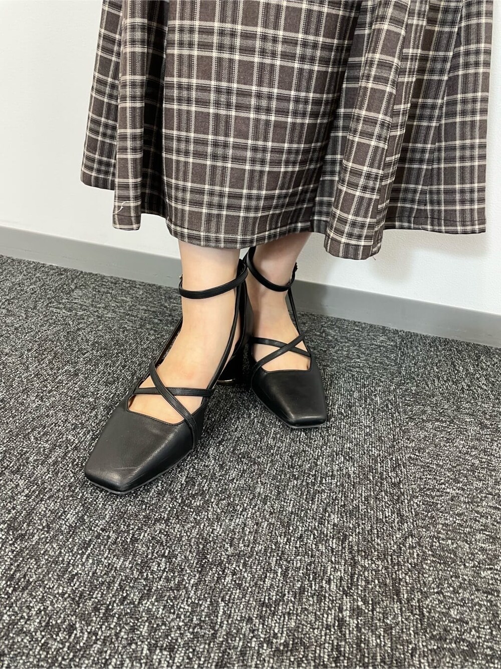 ブラウン系のワンピース、ブラック系のパンプスを着用したレディースの夏コーディネートの5枚目の写真