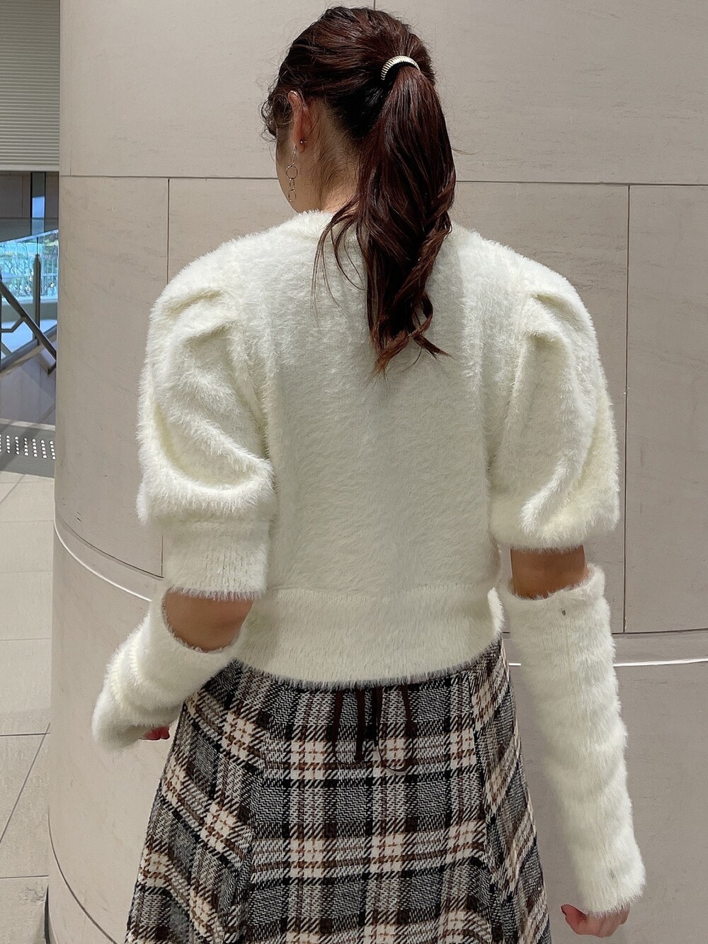 ホワイト系のニット/セーター、その他のスカート、ブラック系のブーツを着用したレディースの秋コーディネートの5枚目の写真