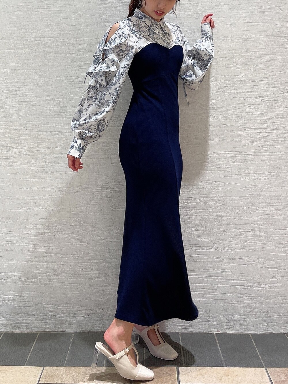 ブルー系のワンピース、ホワイト系のパンプスを着用したレディースの冬コーディネートの2枚目の写真