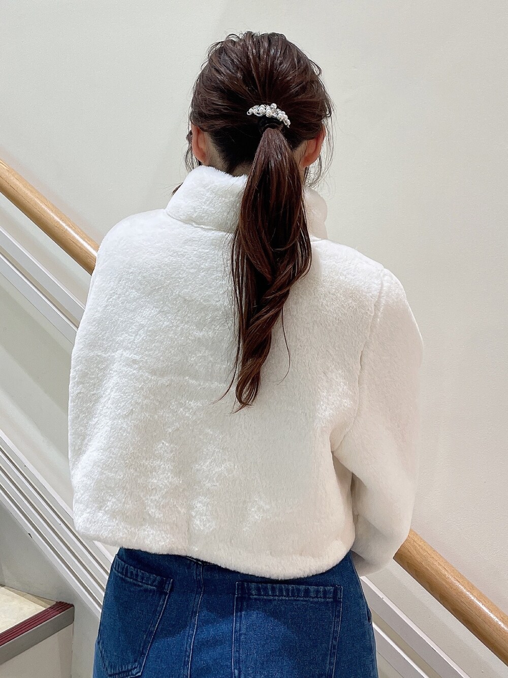 「dazzlin、ダズリン、ファーコート、冬コーデ、お出かけコーデ、デートコーデ、155cm、155cmコーデ、パンツスタイル」｜「dazzlinのショートビットフェイクファーコート（その他アウター、ホワイト系）」を使った、mahoさん（レディース・155cm）の秋コーディネートの6枚目の写真