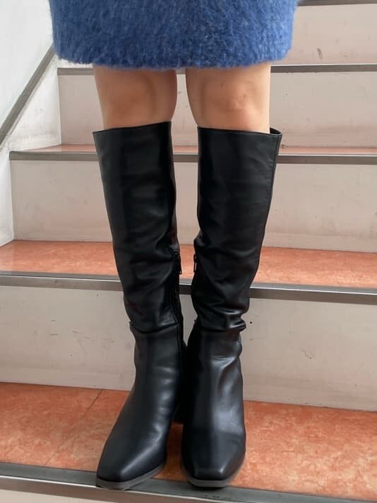 ブラック系のブーツ、ブルー系のニット/セーターを着用したレディースの秋コーディネートの9枚目の写真