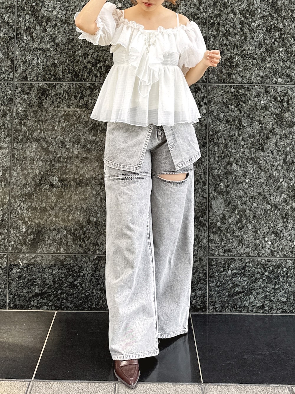 ホワイト系のシャツ/ブラウス、グレー系のデニムパンツ、ブラウン系のローファーを着用したレディースの春コーディネートの2枚目の写真
