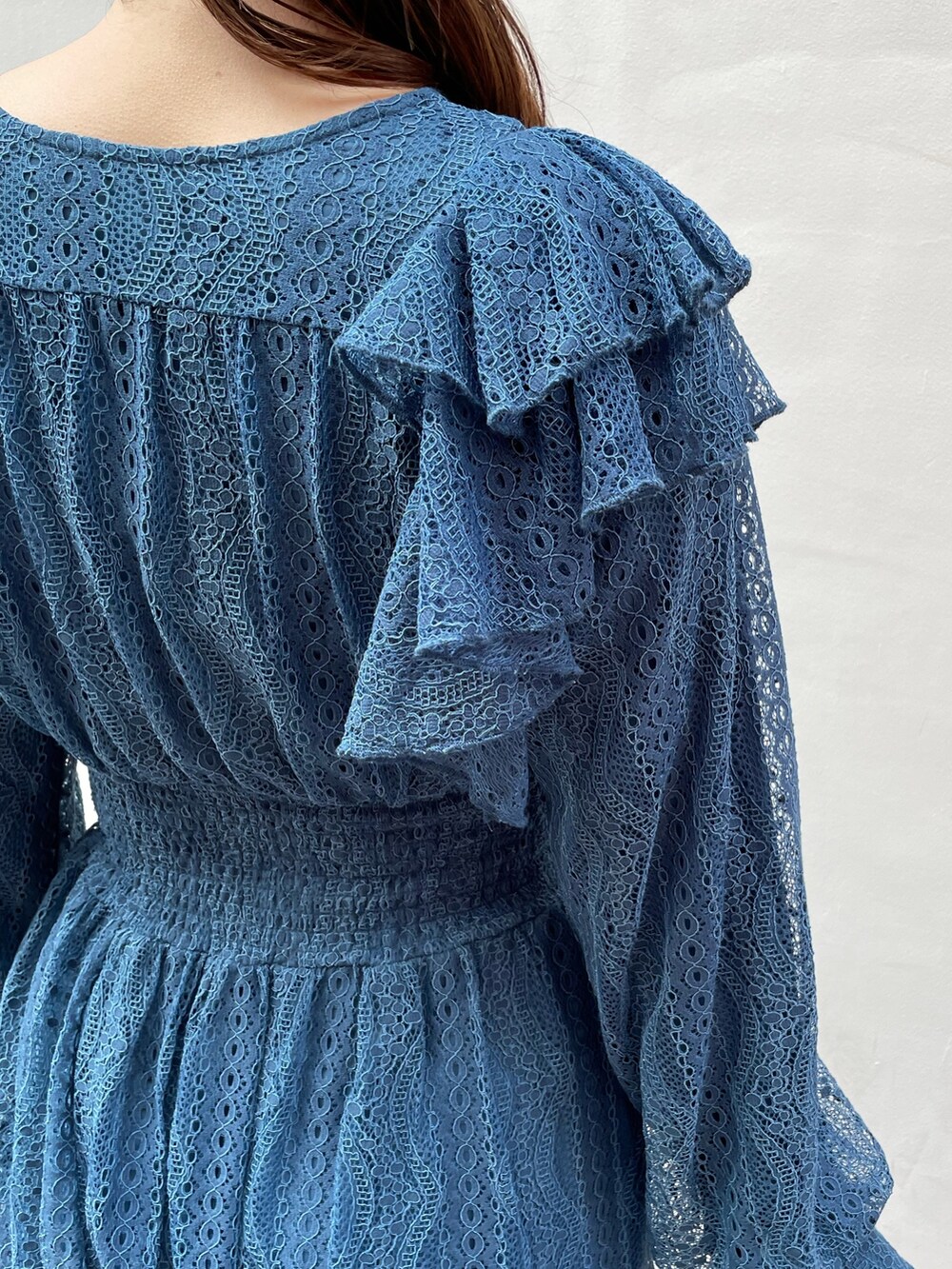 ブルー系のワンピース、ブラック系のブーツを着用したレディースの冬コーディネートの8枚目の写真