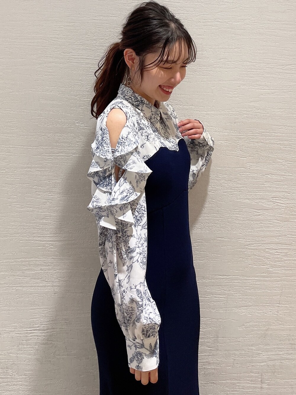 ブルー系のワンピース、ホワイト系のパンプスを着用したレディースの冬コーディネートの5枚目の写真