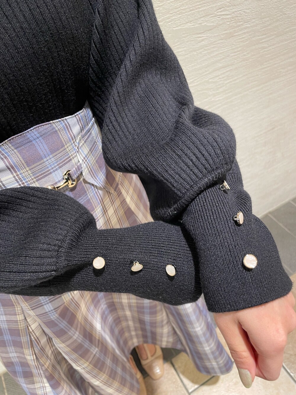 ブラック系のニット/セーター、パープル系のスカート、ベージュ系のブーツを着用したレディースの冬コーディネートの7枚目の写真