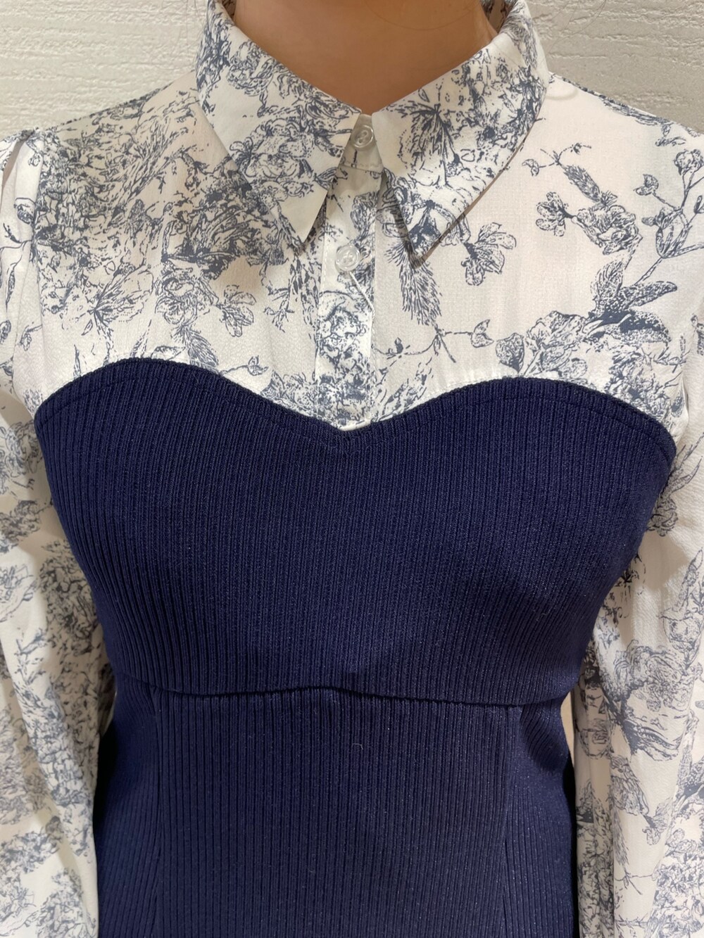 ブルー系のワンピース、ホワイト系のパンプスを着用したレディースの冬コーディネートの7枚目の写真