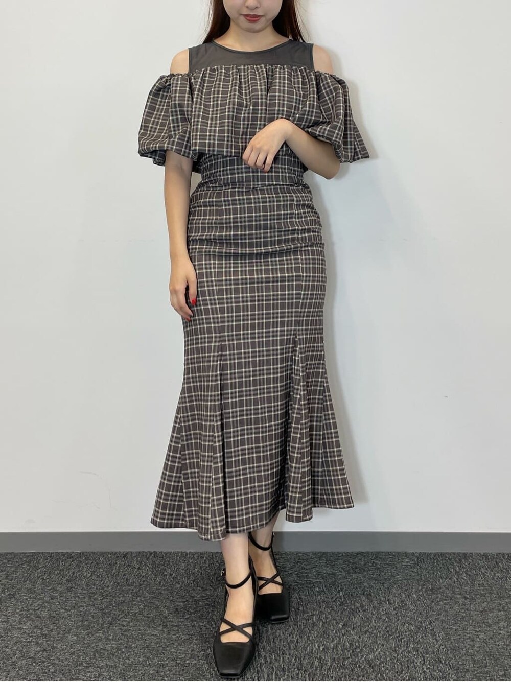 ブラウン系のワンピース、ブラック系のパンプスを着用したレディースの夏コーディネートの6枚目の写真