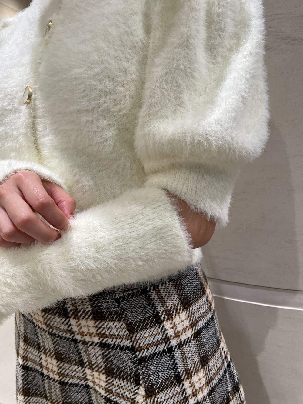 ホワイト系のニット/セーター、その他のスカート、ブラック系のブーツを着用したレディースの秋コーディネートの7枚目の写真