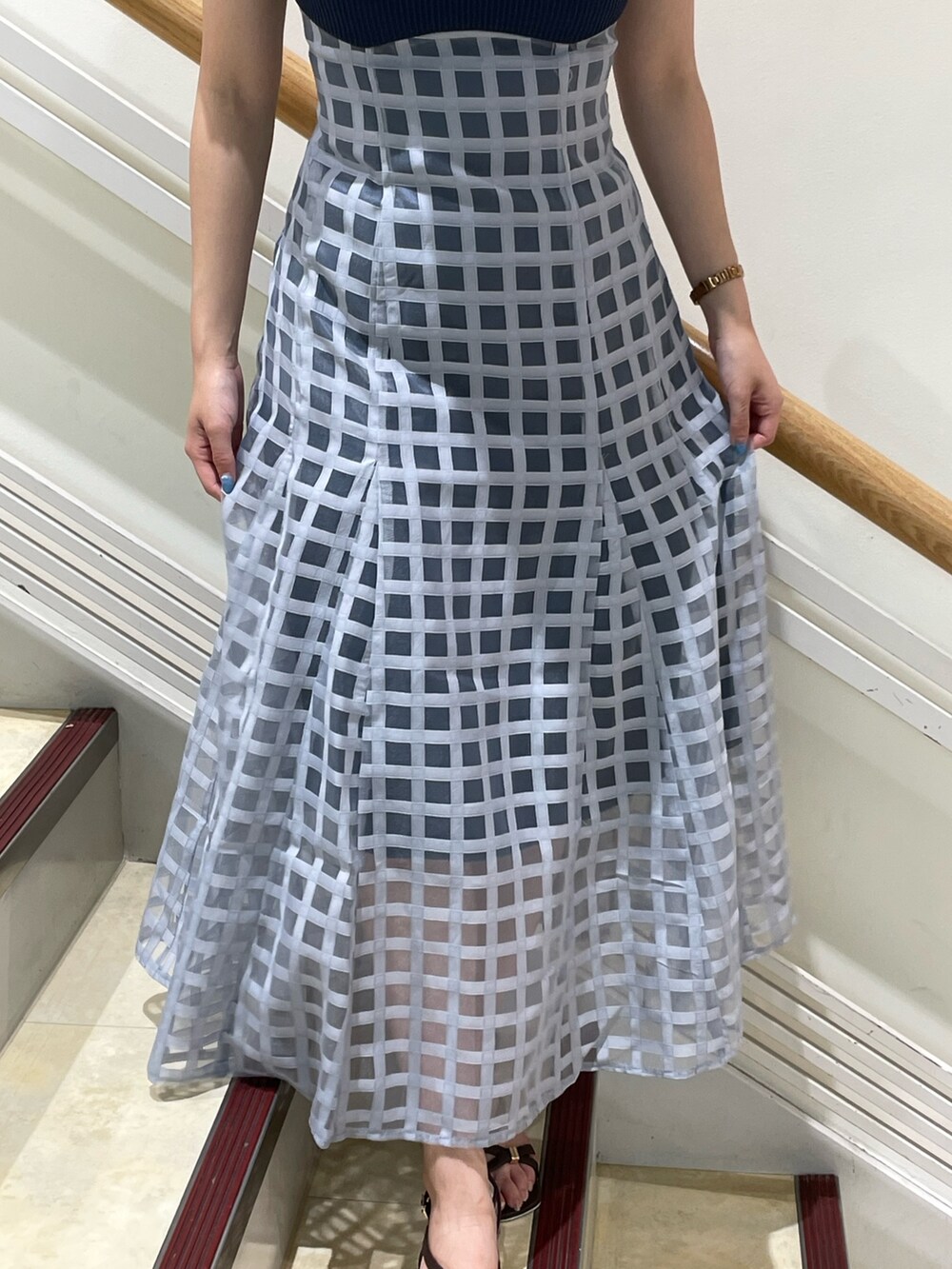 ブルー系のワンピース、ブラウン系のサンダルを着用したレディースの夏コーディネートの10枚目の写真