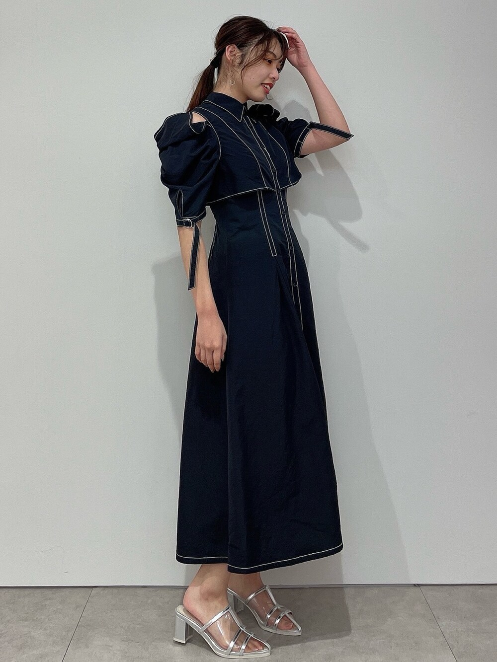 ブラック系のシャツワンピース、シルバー系のパンプスを着用したレディースの春コーディネートの3枚目の写真