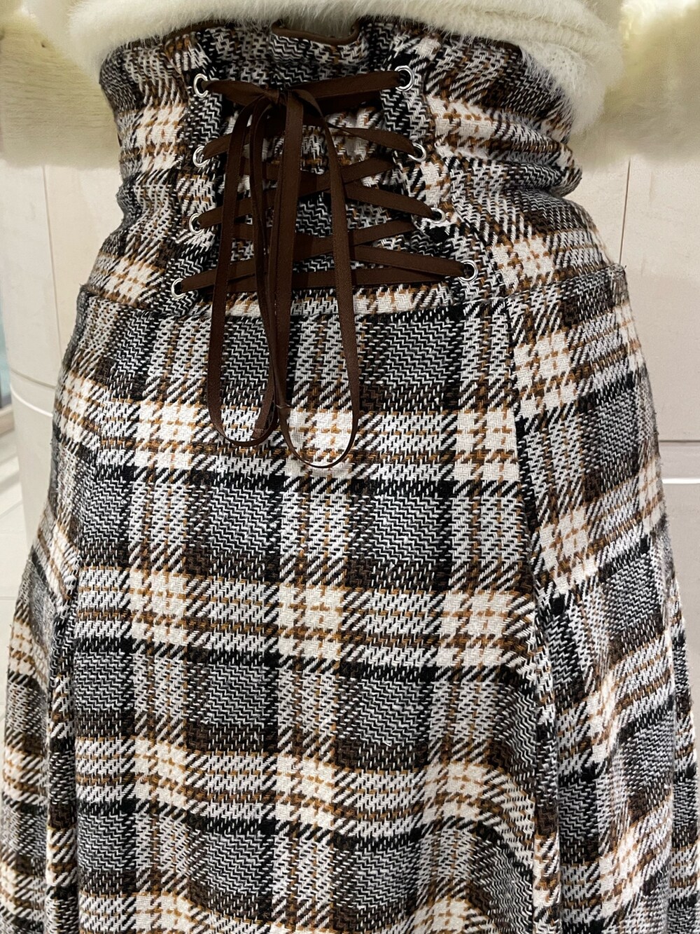 ホワイト系のニット/セーター、その他のスカート、ブラック系のブーツを着用したレディースの秋コーディネートの10枚目の写真