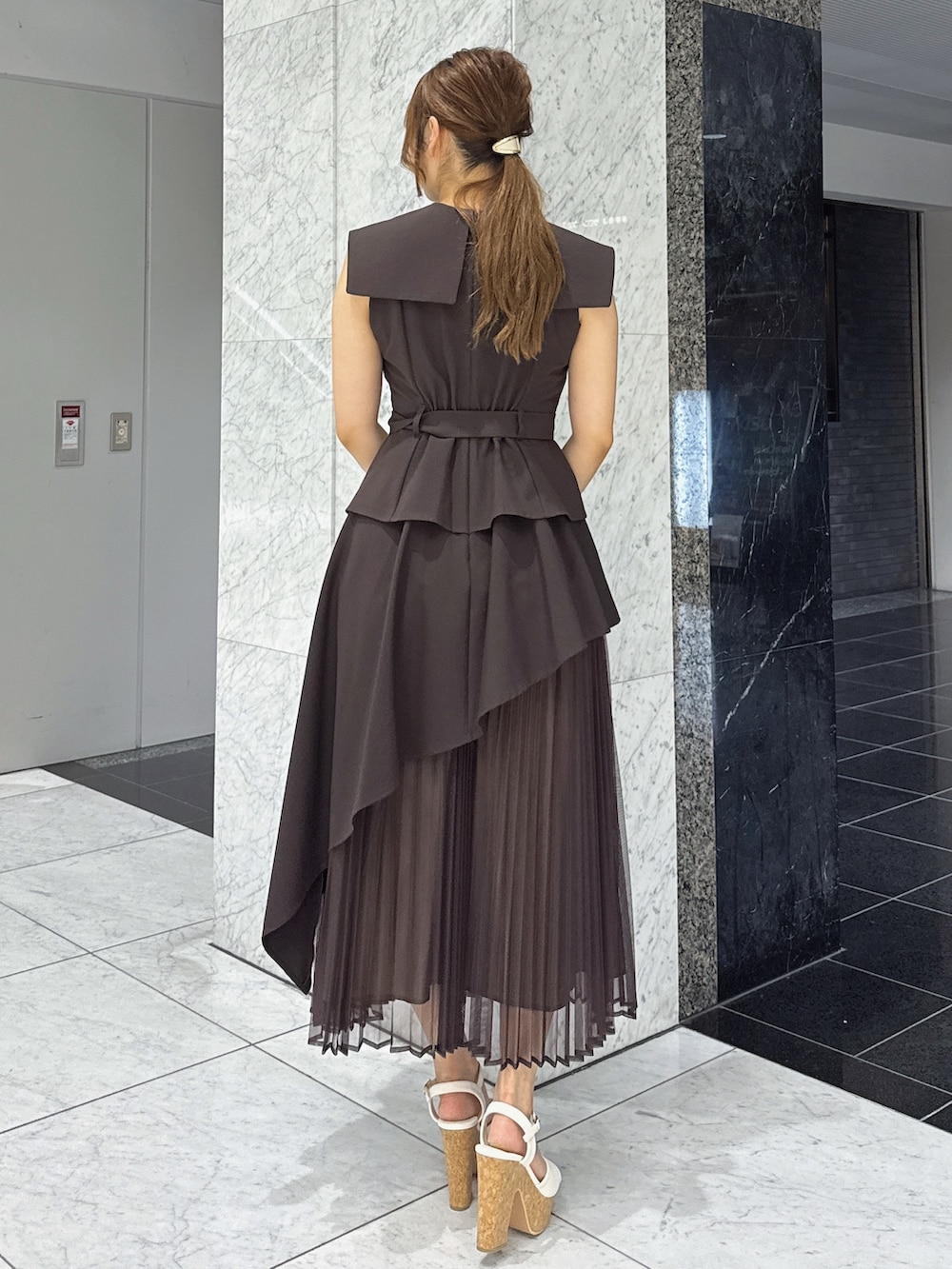 ブラウン系のワンピース、ホワイト系のサンダルを着用したレディースの夏コーディネートの4枚目の写真