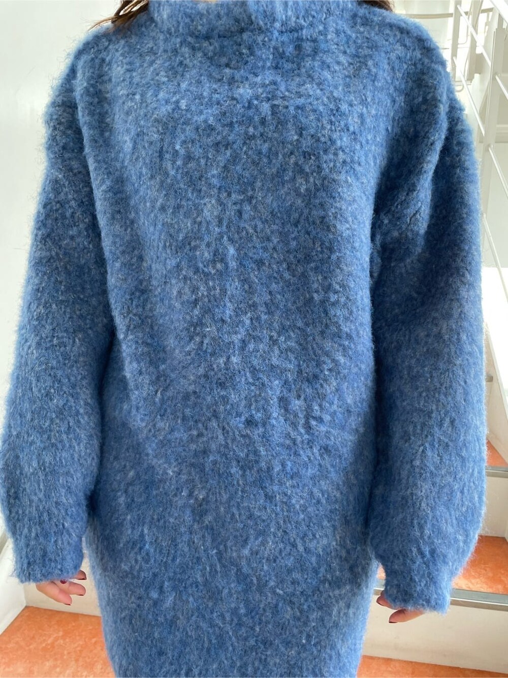 ブラック系のブーツ、ブルー系のニット/セーターを着用したレディースの秋コーディネートの5枚目の写真